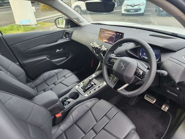 フランス車ならではのオシャレな内装がオススメです！