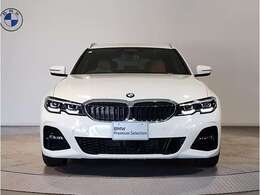 ☆BMWの代名詞とも言える【キドニーグリル】一目見ただけでBMW車であると認識できる確固たるアイコンとして存在感を放ちます☆