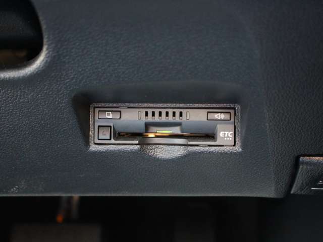 ETCももちろん装備！いまや無い車はないのではないかというくらいですがこちらも例外ではなく装備されております！後からつける手間もお金もかからず高速もスイスイなので友達・家族と遠出も楽しくなるはずです