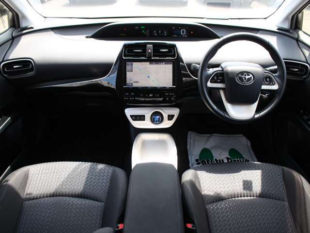 すっきりとしたプリウスらしいデザインのダッシュ回り！フロントビューの視認性もよく運転しやすいと思います★