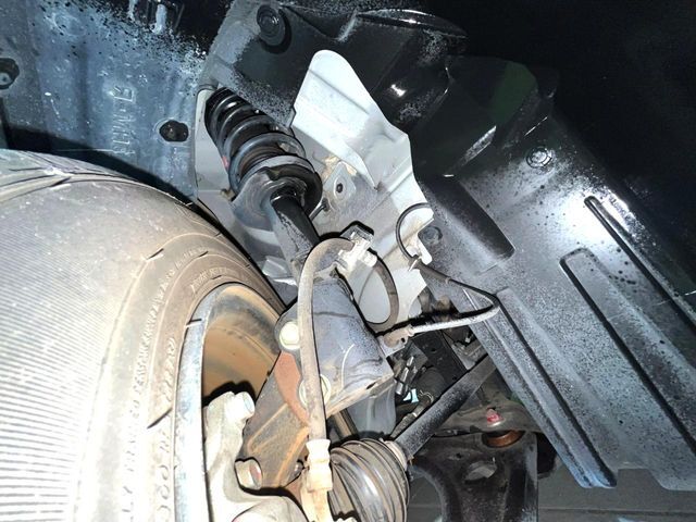 お車を安心してお乗りいただく為には、足回りの定期点検が欠かせません。サービスサポート（有償保証）では無料点検もご提供しており、安心のカーライフをお過ごしいただけるサポート体制が整っています。