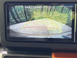 【バックカメラ】駐車時に後方がリアルタイム映像で確認できます。大型商業施設や立体駐車場での駐車時や、夜間のバック時に大活躍！運転スキルに関わらず、今や必須となった装備のひとつです！