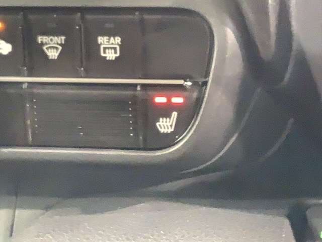 運転席にはシートヒーターが付いています！寒い日に便利な装備ですね。