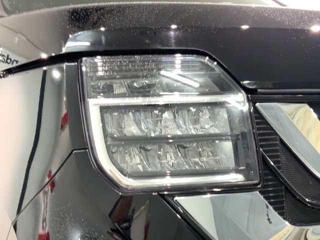 LEDヘッドライトは、点灯の瞬間から最大光量を発揮し、突然暗くなるトンネルなどでの安定感を高めます。