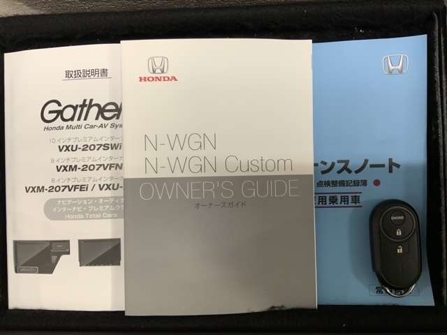 スマートキーは鍵をバッグに入れたままでもドアロックの開閉やエンジンのON・OFFができます。夜間や雨の日も鍵を探さなくて良いので便利です。