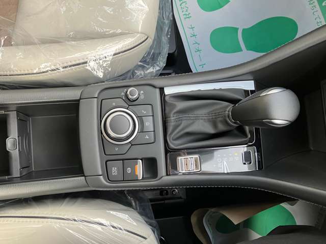 シフトノブ周りの写真になります。マツダコネクト操作コマンダー、電動パーキングブレーキ操作部です。