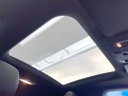 ●サンルーフ：開放感たっぷりの希少装備、サンルーフが装着されています！車内に明かりを取り入れたり景色を楽しむ以外にも、車内の空気も簡単に換気できて快適です！