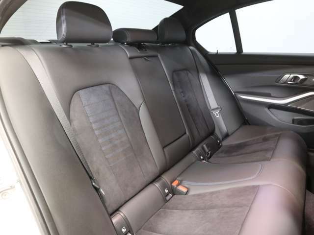 後部座席にお乗りの方は、その安定性や静粛性をさらに体感されるでしょう。