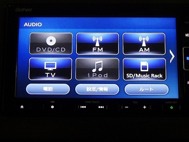 ホンダ純正ナビなのでダッシュボードにスッキリと収まっています。土地勘の無い所でも道に迷わず安心ですね！。AVも色々視聴でるのでドライブも楽しくなりますよ！