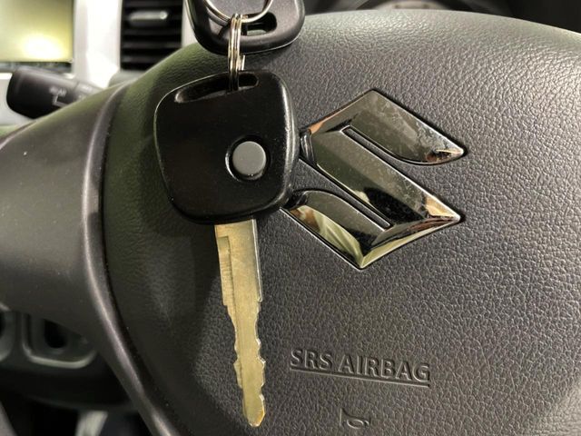 【キーレス】少し離れた場所からでもボタン一つでドアの開錠・施錠ができるのでとっても便利！ドアの鍵穴周りに傷をつけることもありません♪