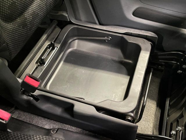 【シートアンダーボックス】シートの下に大容量の収納スペースが備わっており、靴や洗車グッズなど、外から見られたくないものをすっきり収納できて便利！