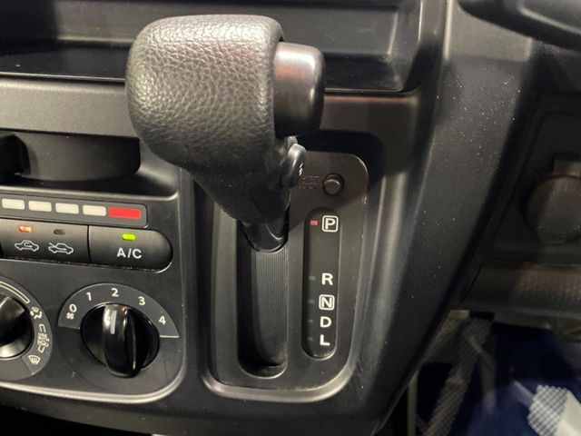 インパネシフトならハンドルからの移動距離が短く操作もスムーズ！また、足元が広くなりすっきりしますので、大柄な方でも快適にお過ごしいただけます。