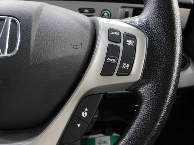 【クルーズコントロール自動車の速度を一定に保つ機能。また，その装置。速度を設定すれば自動的に走行する便利機能です