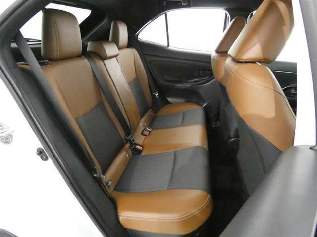 後部座席も当然、綺麗・清潔に仕上げております。内装の綺麗なお車は気持ちが良いですね。