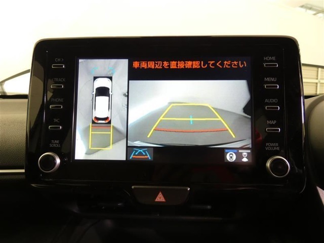 パノラミックビューモニターを装備。クルマを真上から見るように周囲を確認できます。