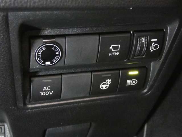 【AC100V・パノラミックビューモニター・オートマチックハイビーム】　車内でコンセントを使用する際に使用　・　パノラミックビューの表示を切替え　・　対向車や前方の車両を検知して自動で切替えてくれます
