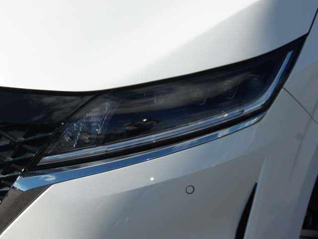 アダプティブLED付き！対向車には眩しくなく歩行者は明るく照らすので安全です。