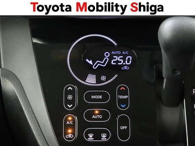 お好み温度に設定すると自動で調整してくれるオ-トエアコン装着車です。