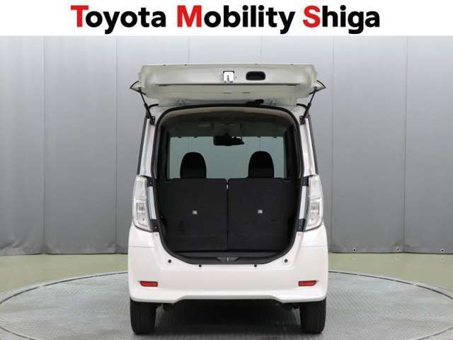 荷室スペ-スも十分な広さがあります。リヤシ-トを倒すと更に荷室スペ-スが広がります。