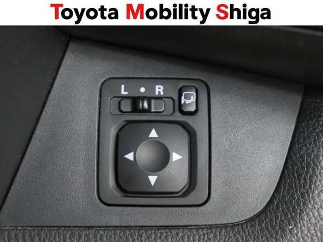 便利な電動格納ドアミラーも装備しております。駐車時にボタン一つで折り畳む事が出来るので便利ですよ。