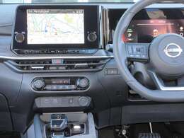 すっきりした運転席周りにはナビやエアコンの操作パネルを設置しておりますので、お一人での運転でもご安心できます。