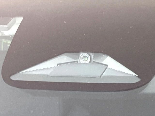【ホンダセンシング】走行中に前方の車両等を認識し、衝突しそうな時は警報とブレーキで衝突回避と被害軽減をアシスト。より安全にドライブをお楽しみいただけます。