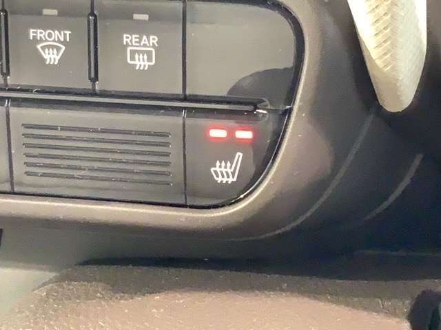 運転席にはシートヒーターが付いています！寒い日に便利な装備ですね。
