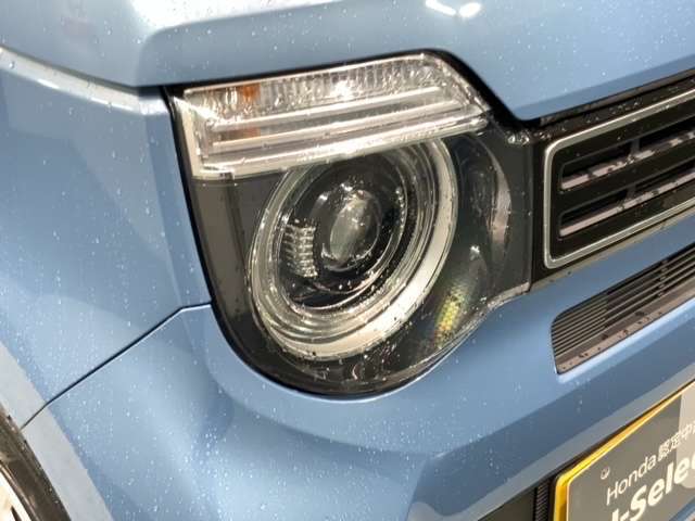 LEDヘッドライトは、点灯の瞬間から最大光量を発揮し、突然暗くなるトンネルなどでの安定感を高めます。