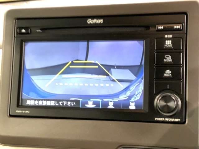 リバースギアに入れるだけで後方の表示へ切り替わります。夜間や雨の日の駐車も楽になりますよ。