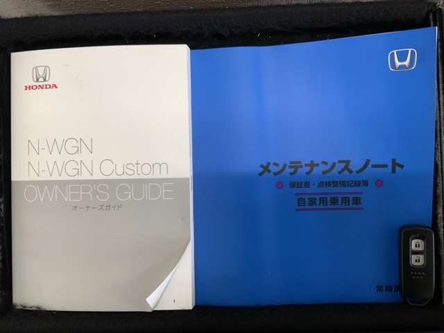 スマートキーは鍵をバッグに入れたままでもドアロックの開閉やエンジンのON・OFFができます。夜間や雨の日も鍵を探さなくて良いので便利です。