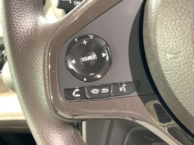 ステアリングにオーディオ操作スイッチが付いています。オーディオ画面に直接タッチしなくても操作が出来ますので、運転に集中できます。