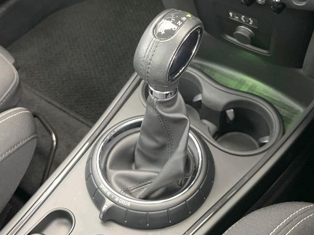 ●MTモード付きAT：通常は自動でおこなわれる変速（ギアチェンジ）をドライバーの操作によって意図的に変えられるシステムです。より一層普段のドライブをお楽しみいただけます！
