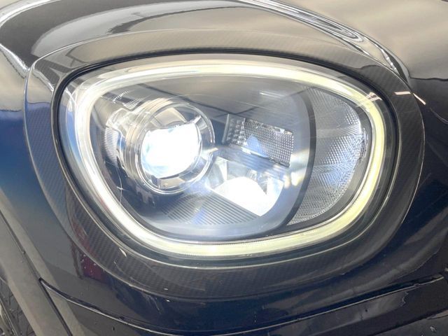 ●LEDヘッドライト：夜間走行時も良好な視界を確保し安心して運転できる高輝度LEDヘッドライトを装備！点灯速度が早く、消費電力も抑えられています。