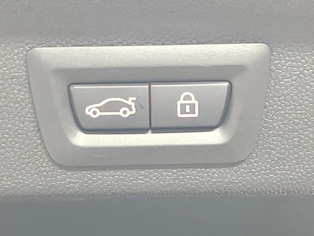 ●電動リアゲート：ワンタッチでリアゲートの開閉ができ、荷物などで両手が塞がっている状態でも簡単に開閉ができる便利機能です。