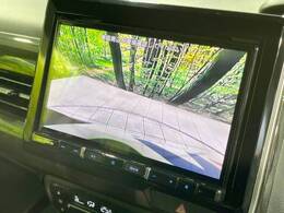 【バックカメラ】駐車時に後方がリアルタイム映像で確認できます。大型商業施設や立体駐車場での駐車時や、夜間のバック時に大活躍！運転スキルに関わらず、今や必須となった装備のひとつです！