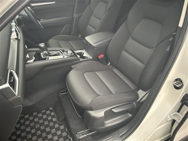 こちらフロアマットの写真になります。全車しっかり清掃済みです。別途、車丸洗いプランなどもありますので、是非、検討よろしくお願いします。中古車は一物一価なので、早い者勝ちです。お問合わせお待ちしてます！