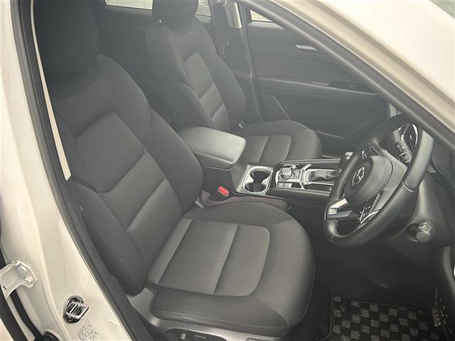 こちらは運転席のシートです。納車前には自社でしっかりクリーニングを行います。また、『AD除菌やシート撥水コーティング（別途料金）』などの、クリーニングメニューもご用意しております。