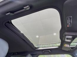 【ガラスルーフ】ガラスルーフ搭載で車内の解放感が一気にアップ！開放的なドライブをお楽しみいただけます。