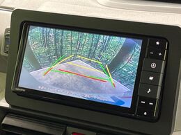 【バックカメラ】駐車時に後方がリアルタイム映像で確認できます。大型商業施設や立体駐車場での駐車時や、夜間のバック時に大活躍！運転スキルに関わらず、今や必須となった装備のひとつです！
