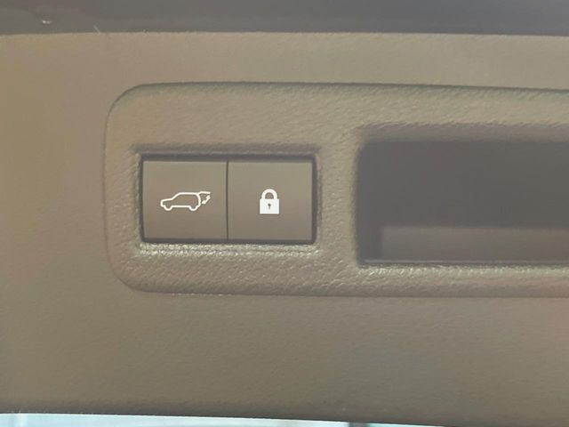 【パワーバックドア】スマートキーや運転席のボタンを押すだけでリアゲートが自動で開閉します！荷物を持っている時や、高い位置にあるバックドアを閉める際に便利な機能です♪