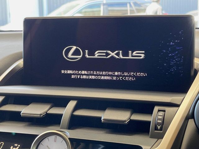 【10.3インチワイドナビ】高級感とインパクトのある大型ワイドナビを装備。各種オーディオ操作はもちろん、横長ワイド画面でのマップ2分割表示など、利便性も高いナビです♪