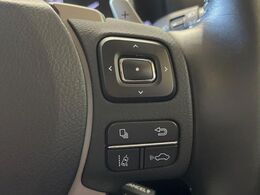 【レーダークルーズコントロール】高速道路での長距離走行が楽に！！自動で速度を保つクルーズコントロールが、衝突軽減システムと連携し、前方の車両を感知して車間を保つように速度調節してくれます！！