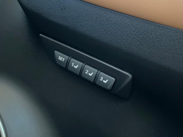 【メモリー機能付きパワーシート】ドライバーごとに設定したシート位置を記憶して、ボタン一つで切り替えできる便利な機能！運転する方が複数名いらっしゃるご家庭におすすめです♪