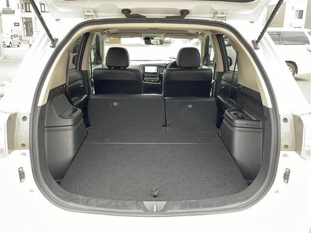 【トランク】積み込みやすくて、たっぷり積める荷室です。シートアレンジできるものは、乗車人数と荷物の量や大きさによってシートを動かすことができるので、より快適なドライブが可能です！
