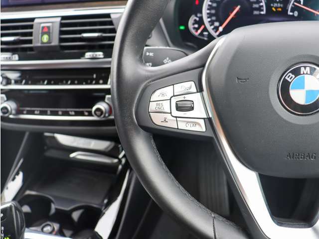 車両販売以外にも整備や車検、鈑金、ドラレコやAftermarketナビ取り付け、ガラスコーティング施工なども専門店ならではの安心価格にて対応可能です。