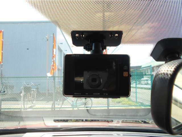 話題のドライブレコーダーも前後2カメラタイプ（コムテックZDR015）を装備しています。お買い得です。