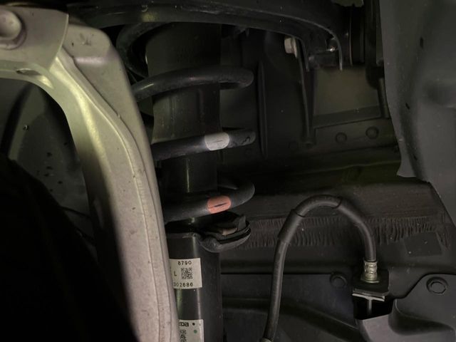 お車を安心してお乗りいただく為には、足回りの定期点検が欠かせません。サービスサポート（有償保証）では無料点検もご提供しており、安心のカーライフをお過ごしいただけるサポート体制が整っています。