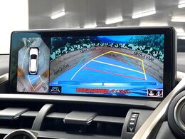 【パノラミックビューモニター】専用のカメラにより、上から見下ろしたような視点で360度クルマの周囲を確認することができます☆死角部分も確認しやすく、狭い場所での切り返しや駐車もスムーズに行えます。