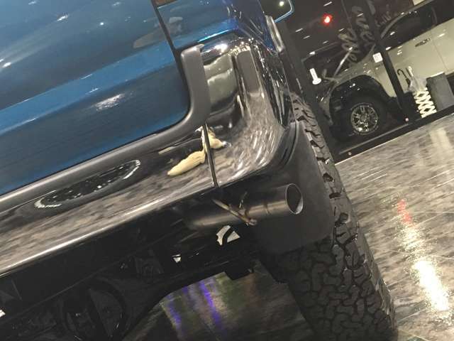 アメリカンなスタイルを演出するリアパイプのサイド出しマフラーです！もちろん、車検対応です！