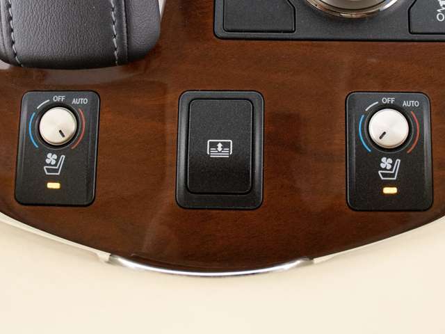 ★快適エアシート＆シートヒーターを装備しています！高級車ならではの装備です！シートが暖まる機能！シートから冷風が出る機能！どちらも付いています！！寒い冬も、暑い夏も快適にご乗車頂けますよ！！